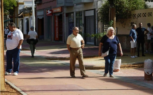 La avenida de la Cruz Roja estrena peatonalización con sus obras aún sin terminar