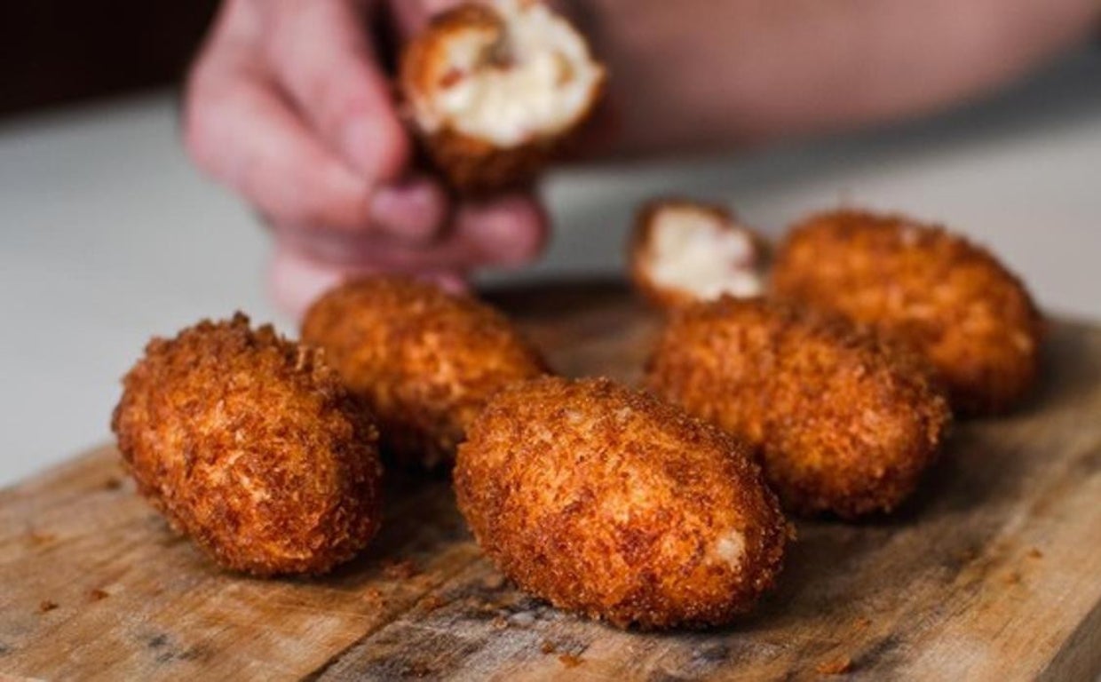 Fotografía de archivo de un plato de croquetas