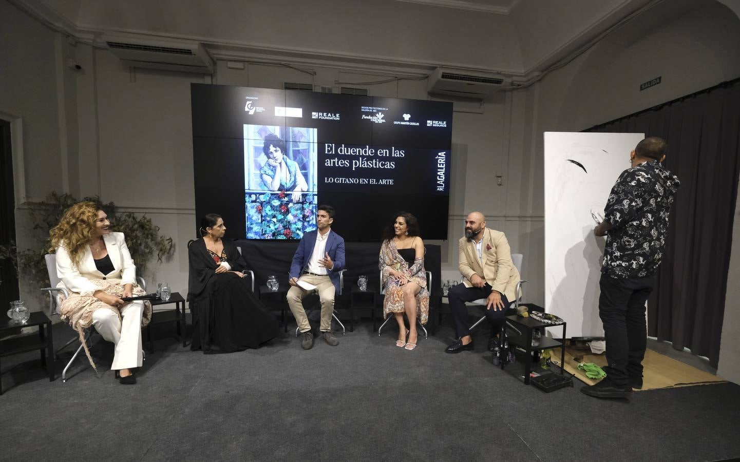 Mesa coloquio con la que se inauguró la exposición de la Galería de ABC en Sevilla / J. M. SERRANO