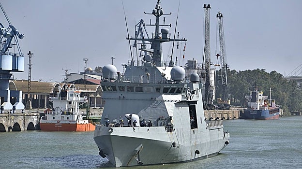 Buque de la Armada en el río Guadalquivir a su paso por Sevilla