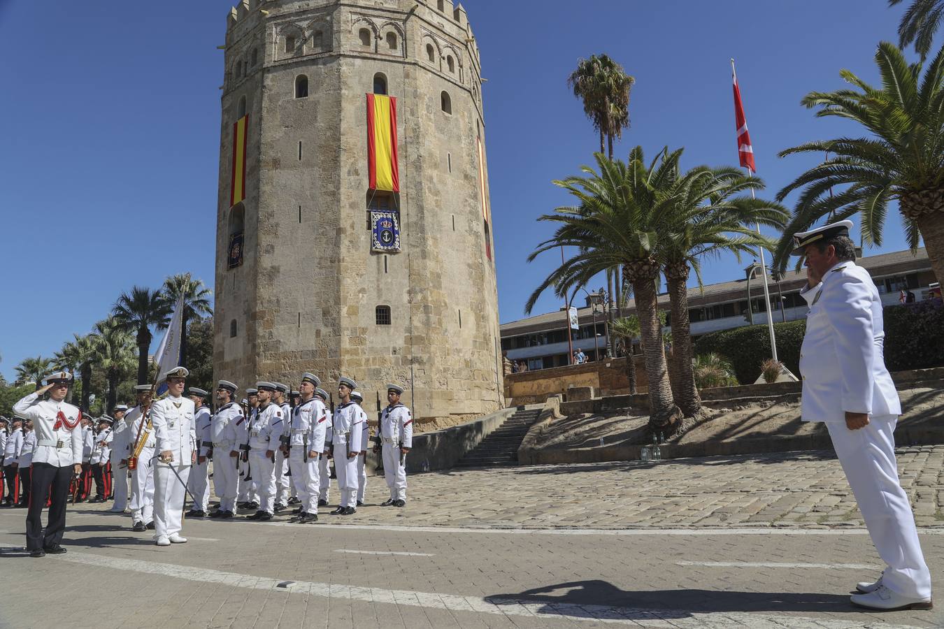 Arriado de la bandera conmemorativa en la Torre del oro