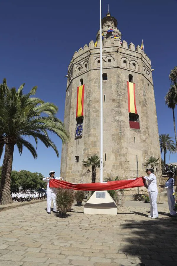 Arriado de la bandera conmemorativa en la Torre del oro