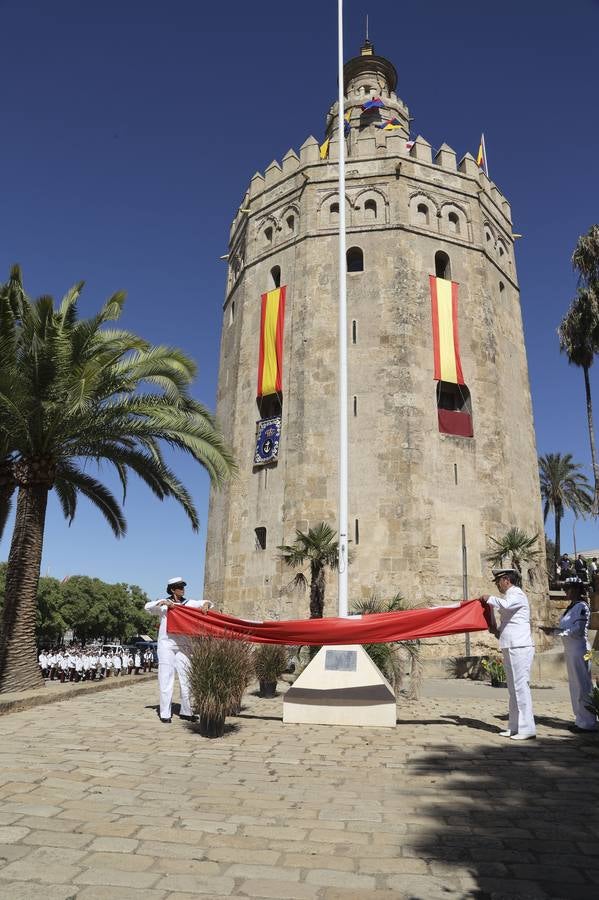 Arriado de la bandera conmemorativa en la Torre del oro