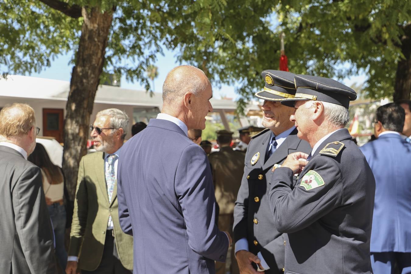 Arriado de la bandera conmemorativa en la Torre del oro