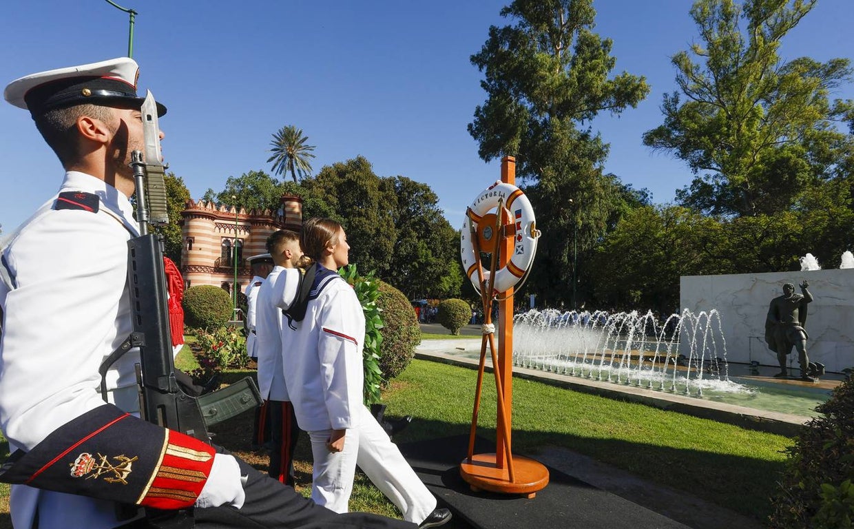 Homenaje de la Armada a Elcano en la glorieta de los Marineros Voluntarios