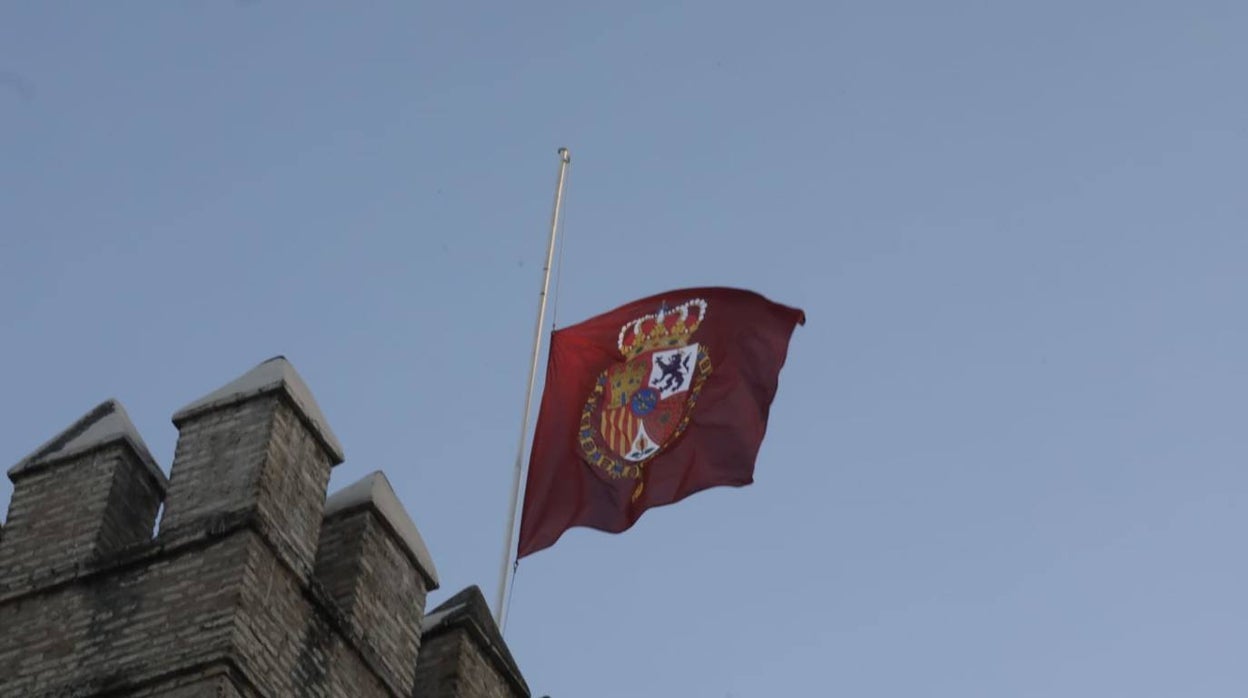 La bandera del Real Alcázar de Sevilla ondea a media asta por Isabel II