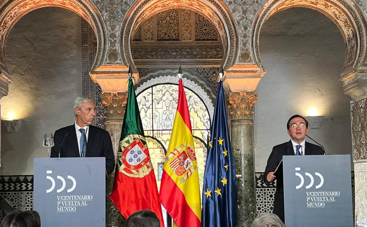 El ministro de Asuntos Exteriores, José Manuel Albares, y su homólogo portugués, João Gomes Cravinho, en la rueda de prensa celebrada este jueves en el Real Alcázar