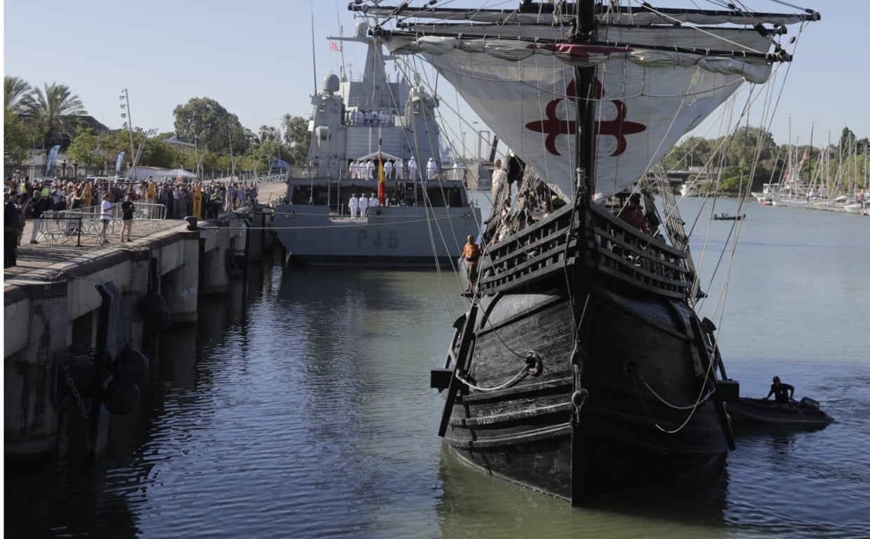 La nao en la maniobra de atraque en el muelle de las Delicias