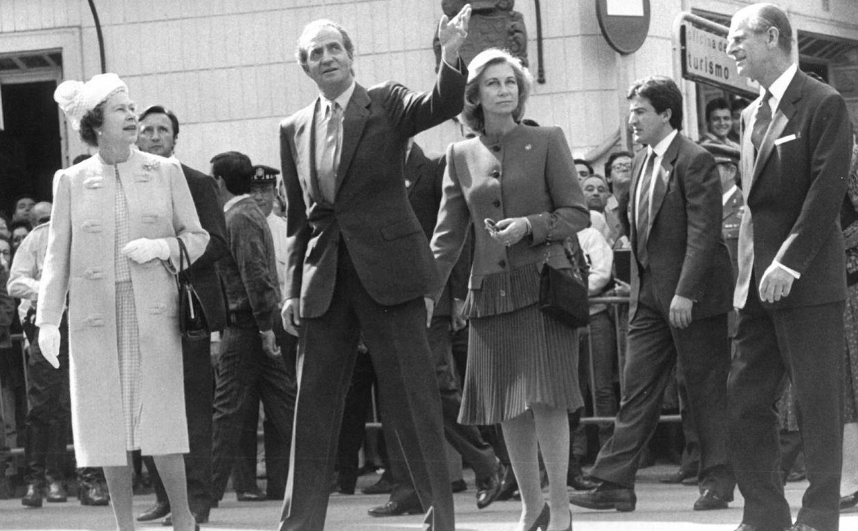 La Reina Isabel II, junto Sus Majestades Juan Carlos I y la Reina Sofía y el Duque de Edimburgo por las calles de Sevilla el 20 de octubre de 1988