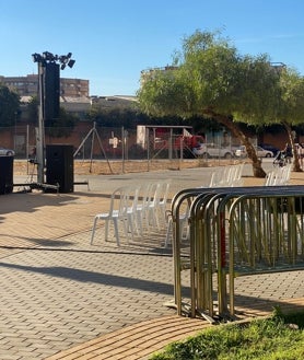 Imagen secundaria 2 - Vecinos de Sevilla Este denuncian la instalación de un escenario a un palmo de sus viviendas