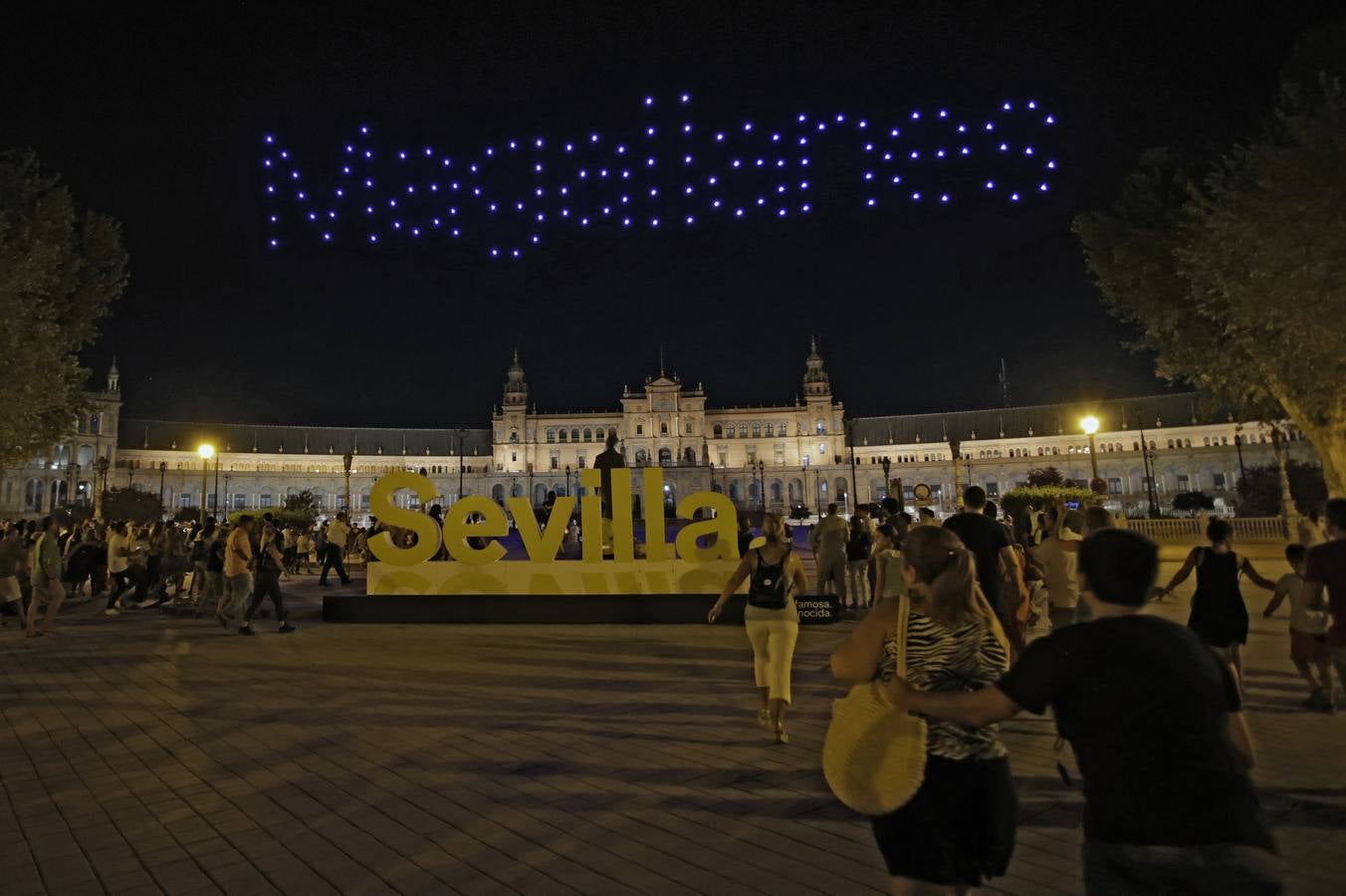 Un momento del espectáculo de drones que tuvo que suspenderse