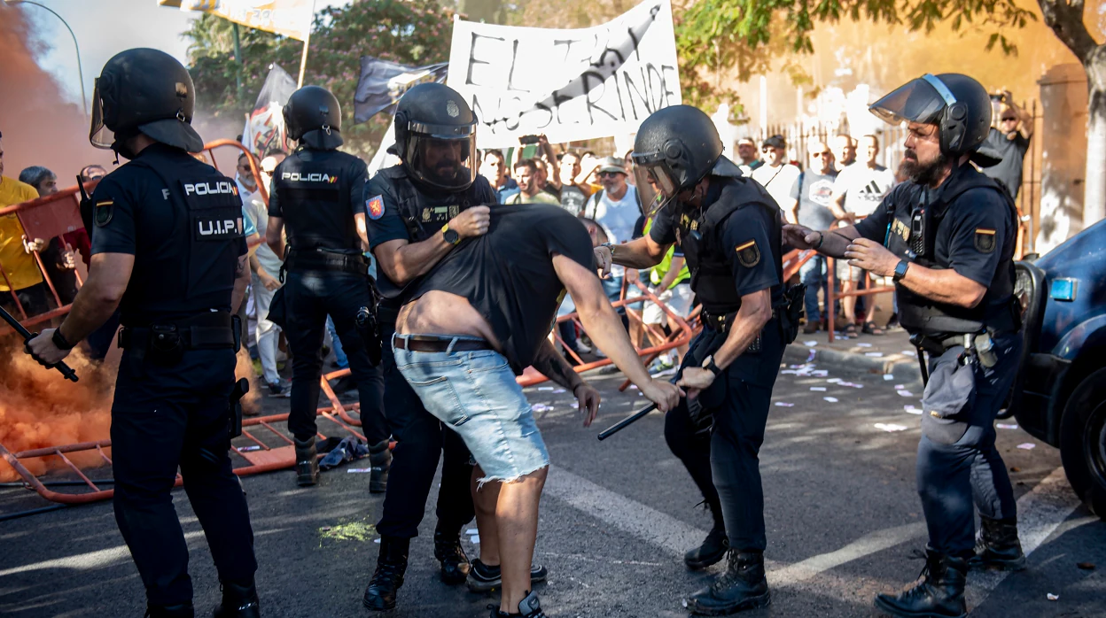 En libertad con cargos los dos detenidos en la protesta de los taxistas en Sevilla