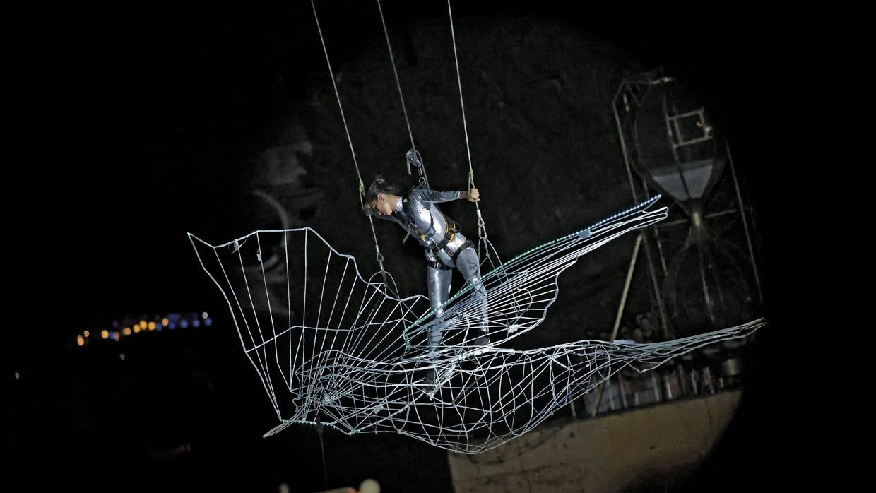 Espectáculo de vanguardia y nuevas quejas