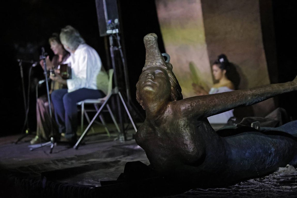 Espectáculo 'Esfera Mundi' que La Fura dels Baus ha representado en el río Guadalquivir en Sevilla