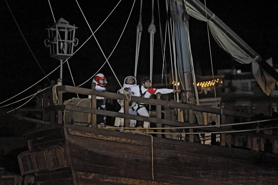 Espectáculo 'Esfera Mundi' que La Fura dels Baus ha representado en el río Guadalquivir en Sevilla