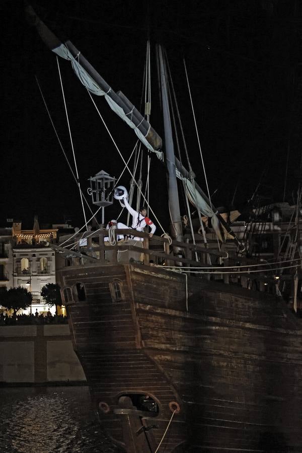 Espectáculo 'Esfera Mundi' que La Fura dels Baus ha representado en el río Guadalquivir en Sevilla