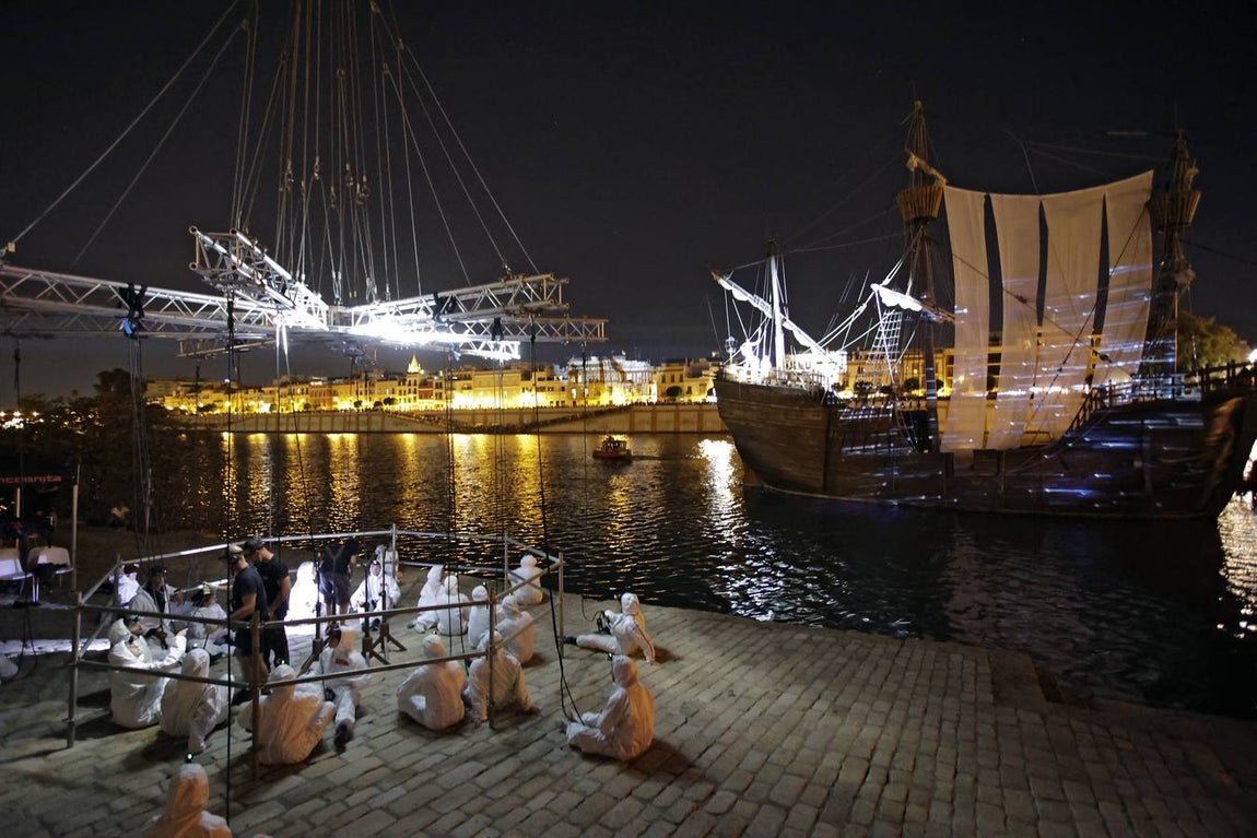 Espectáculo 'Esfera Mundi' que La Fura dels Baus ha representado en el río Guadalquivir en Sevilla