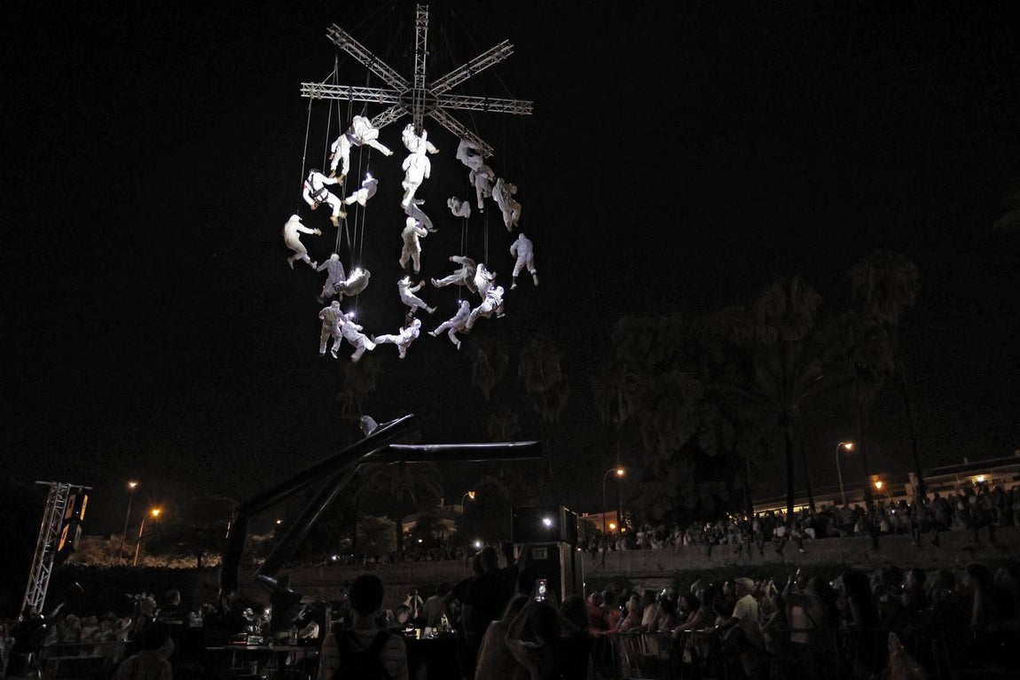Espectáculo 'Esfera Mundi' que La Fura dels Baus ha representado en el río Guadalquivir en Sevilla