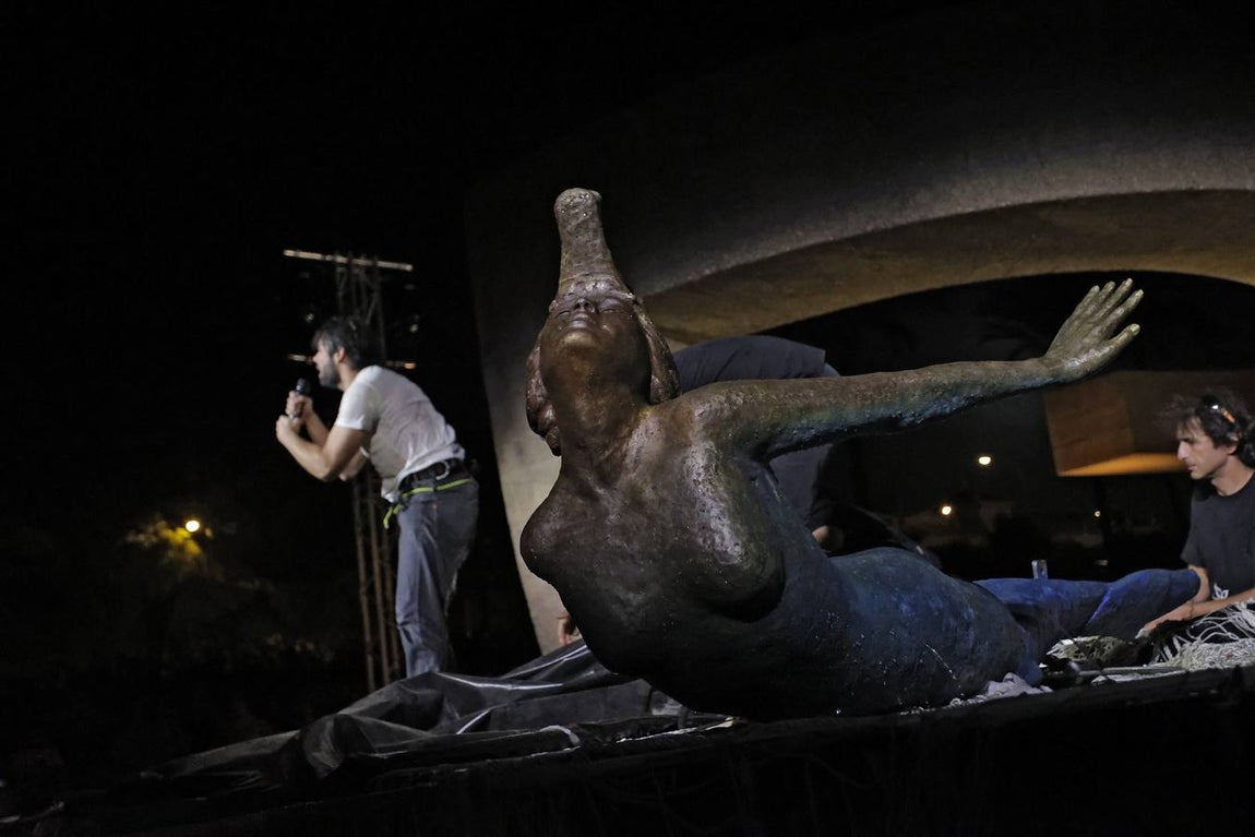 Espectáculo 'Esfera Mundi' que La Fura dels Baus ha representado en el río Guadalquivir en Sevilla