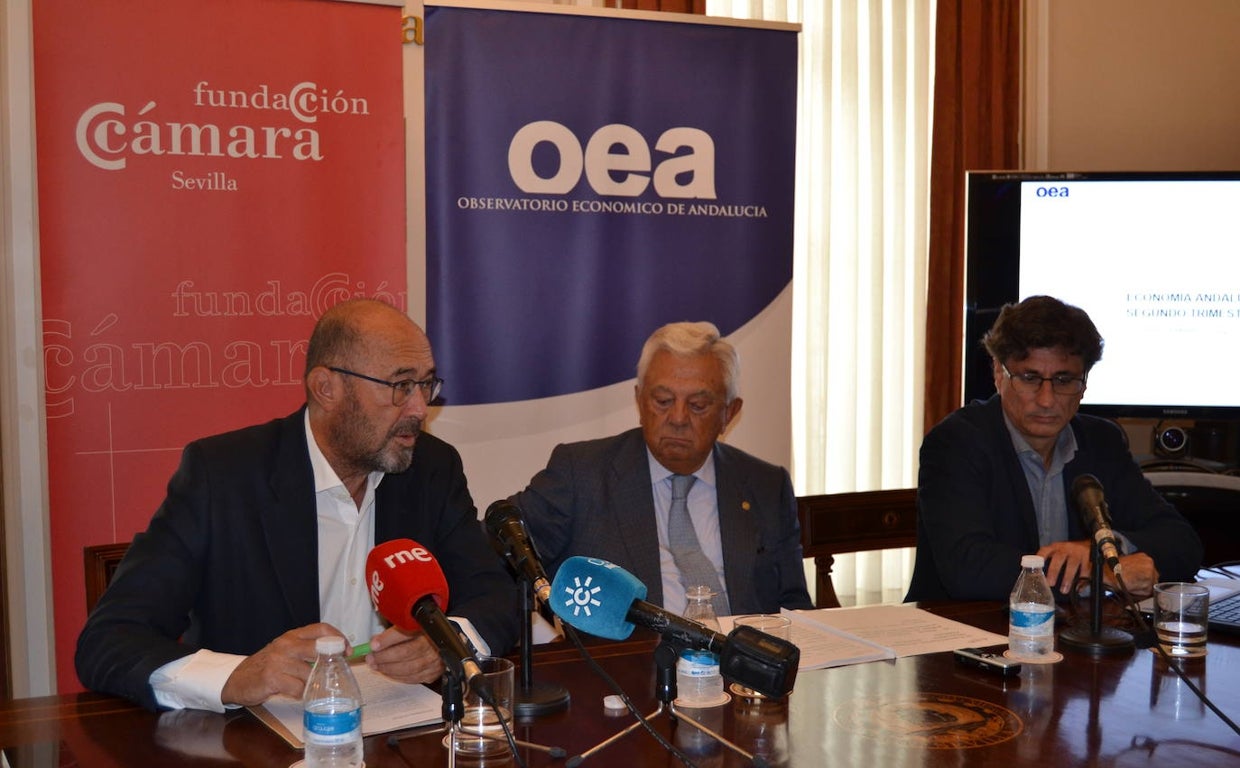 Francisco Ferraro, Francisco Herrero y Manuel Alejandro Hidalgo en la presentación del informe económico realizada en la Cámara de Comercio