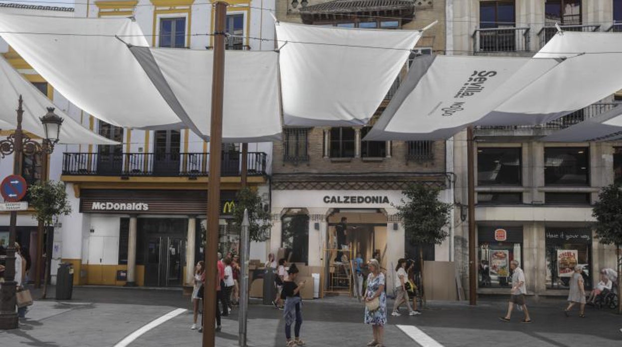 Las franquicias echan del centro histórico de Sevilla a los comercios tradicionales