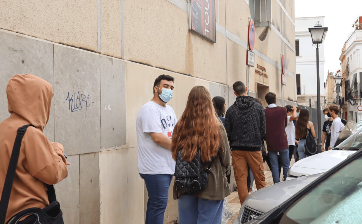 Colas para adquirir el abono joven de la Sinfónica