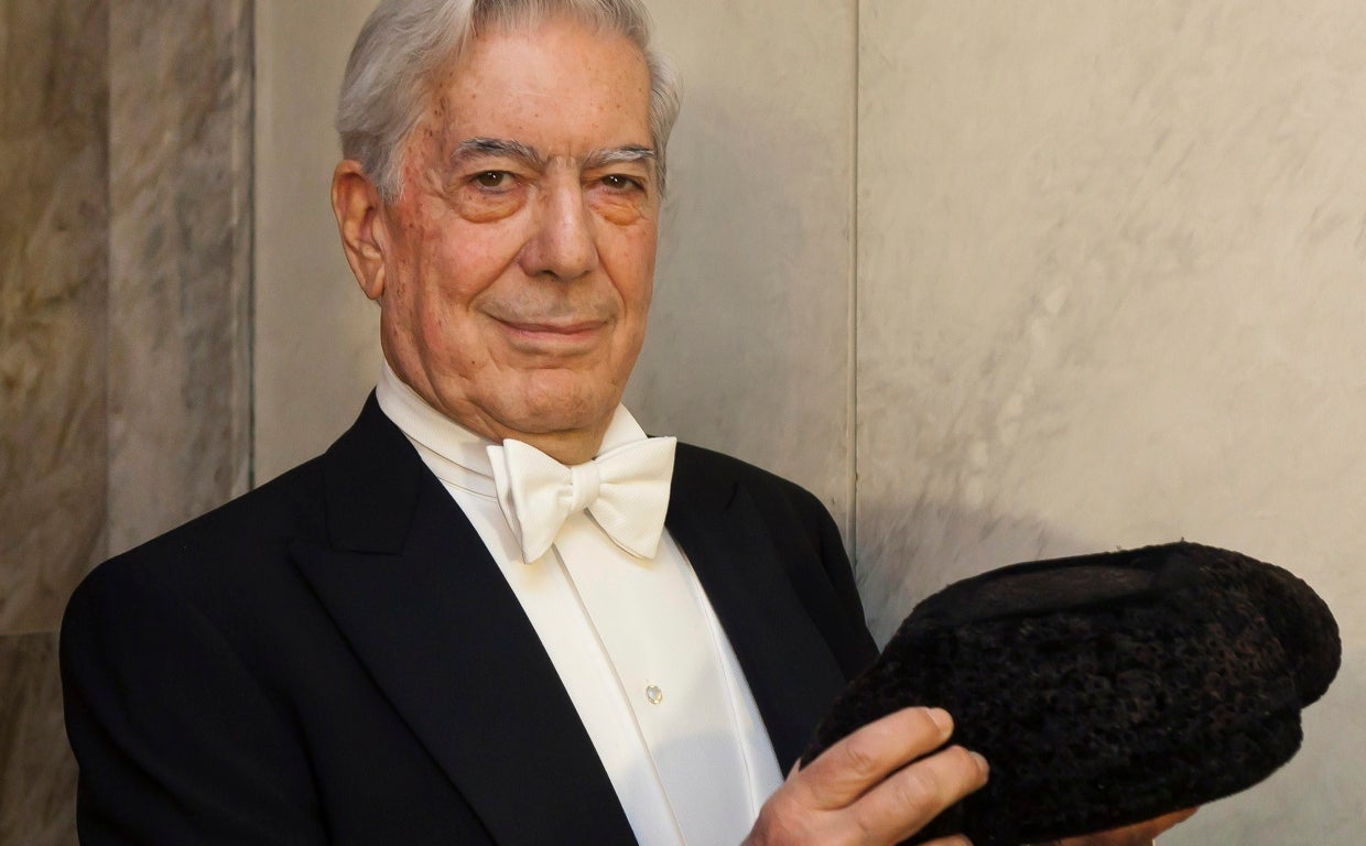 Vargas Llosa con la montera de Curro Romero en Estocolmo