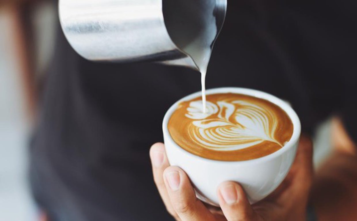 Fotografía de recurso de una persona sirviendo una taza de café