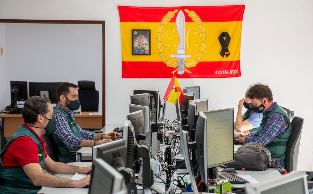 Analistas del CRAIN en las dependencias que tiene el centro en Eritaña