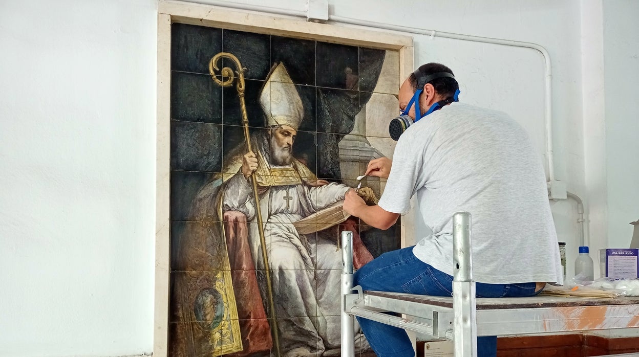 El instituto San Isidoro restaura un valioso azulejo de Enrique Orce