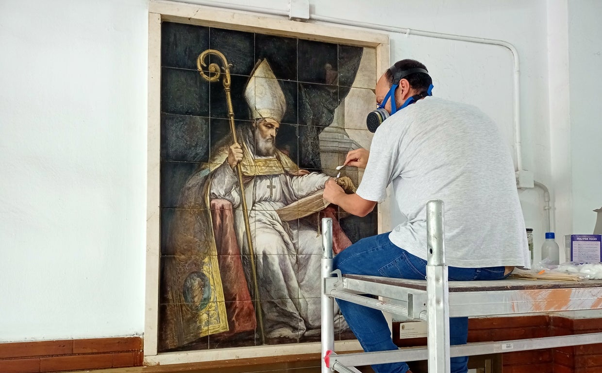 Trabajos de restauración del azulejo de San Isidoro