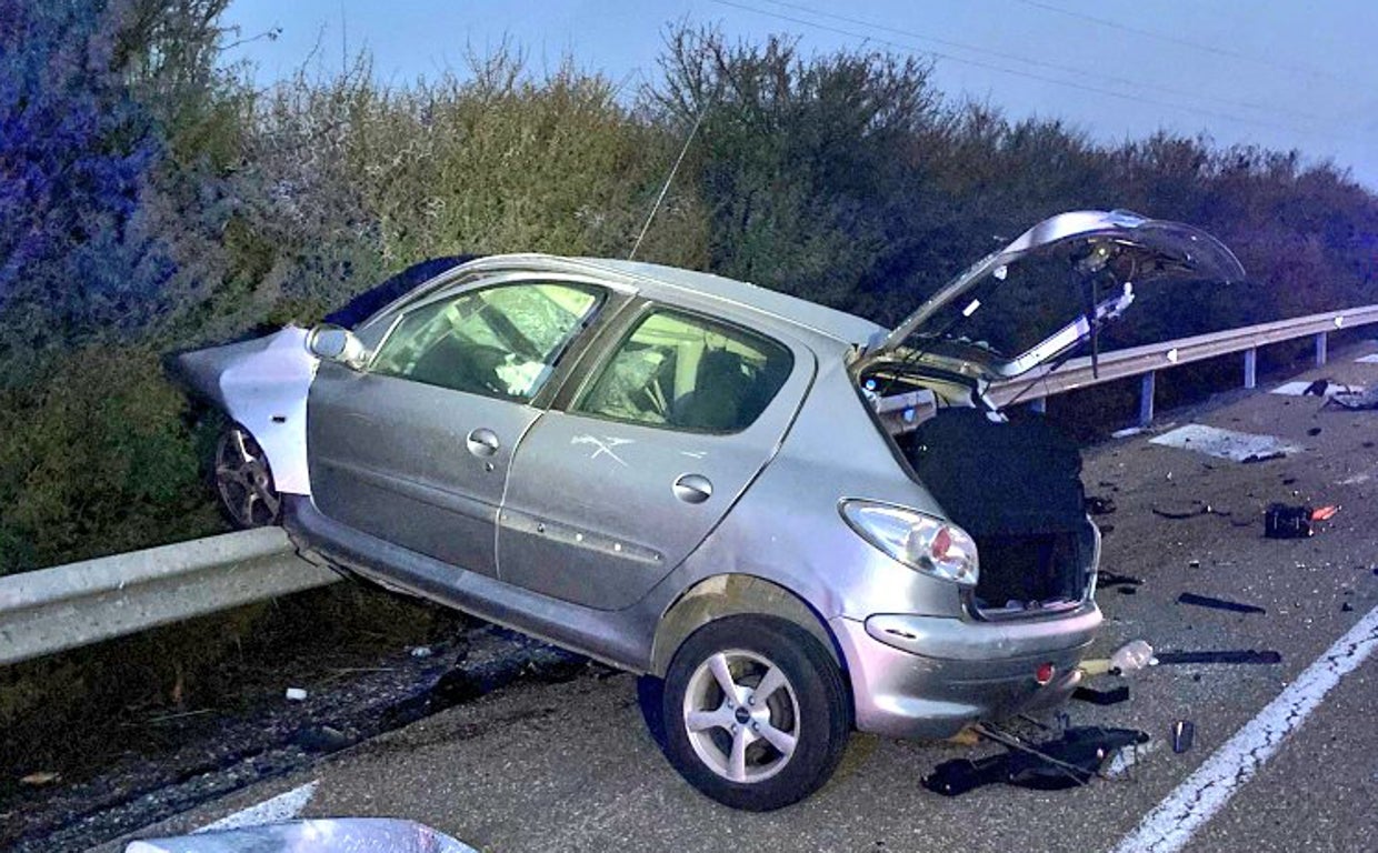 Estado en el que ha quedado el turismo tras chocar contra un autobús