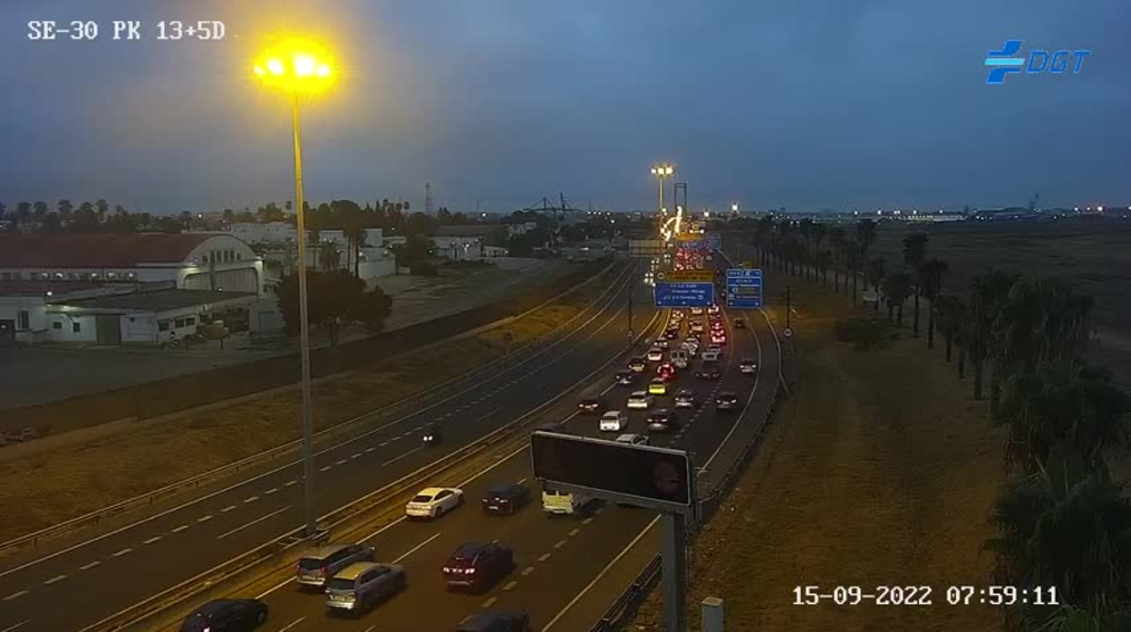 Retenciones de tráfico en el puente del Centenario de Sevilla por el incendio de un camión