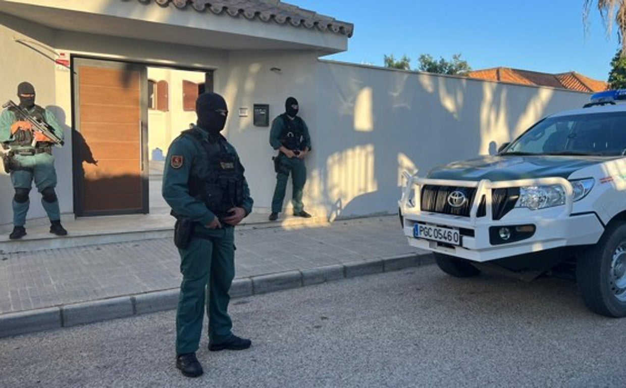 Agentes de la Guardia Civil delante de una vivienda registrada dentro de una operación antidroga