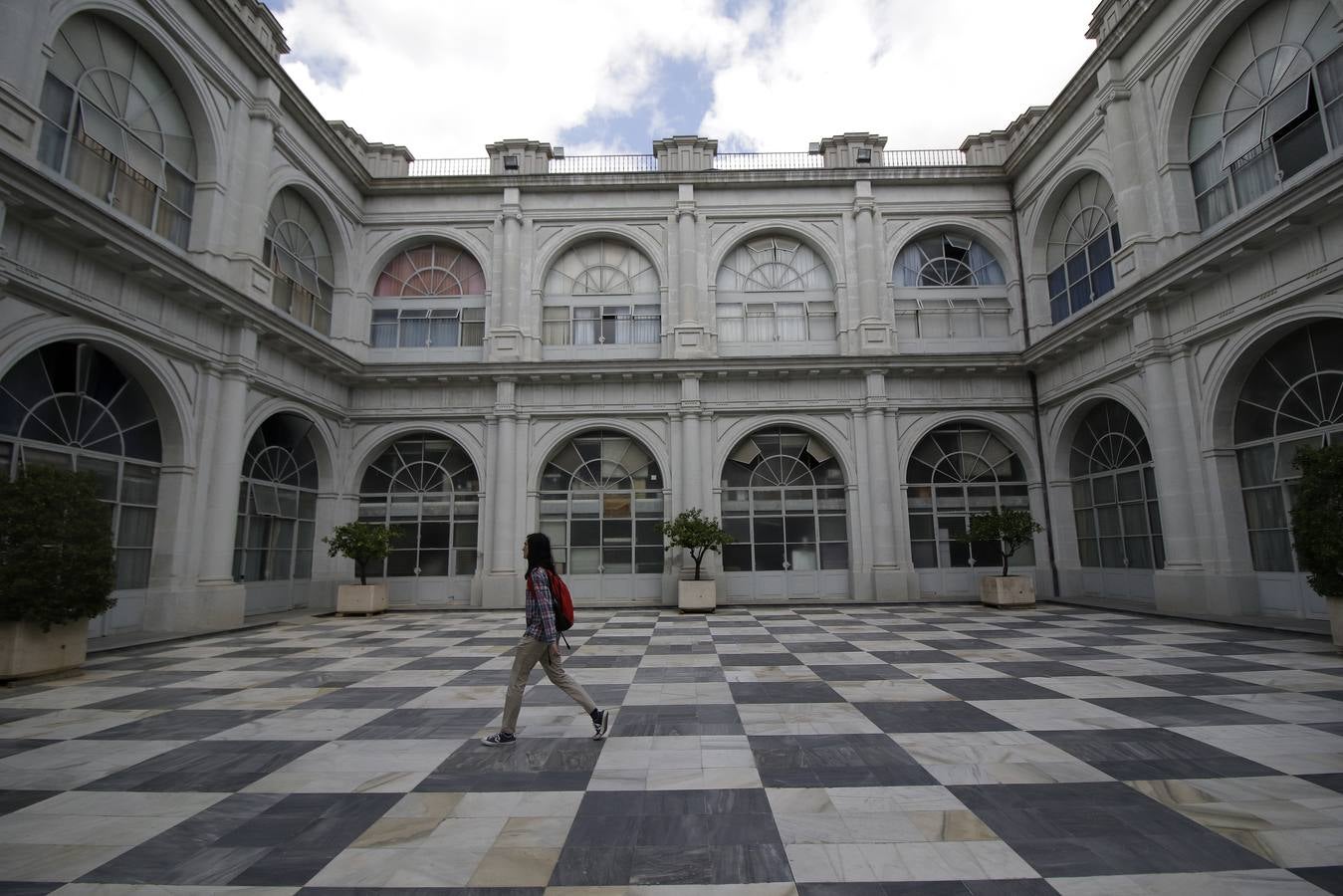 Salas y patios del edificio de la antigua Fábrica de Tabaco, actualmente en uso por la Universidad de Sevilla