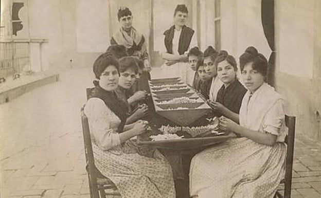 Un grupo de cigarreras, en la Fábrica de Tabacos de Sevilla en 1926