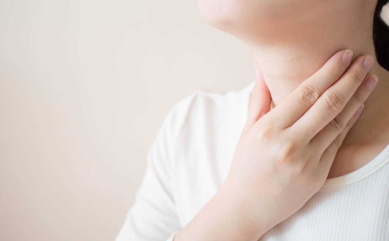 Un posible síntoma es la presencia de un nódulo palpable en el cuello