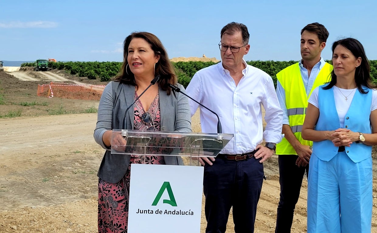 La consejera Carmen Crespo junto al alcalde de Burguillos, el popular Domingo Delgado