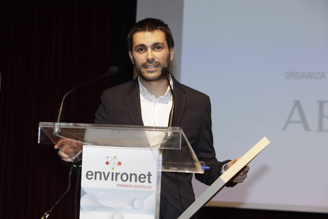 Premio Environet a la categoría de Mejor APP.  Entrega el galardón, Francisco Herrero León, presidente de la Cámara de Comercio de Sevilla, y recibe el premio por parte de Farmaciasdirect, Esteban Cerezo, especialista en marketing digital. 