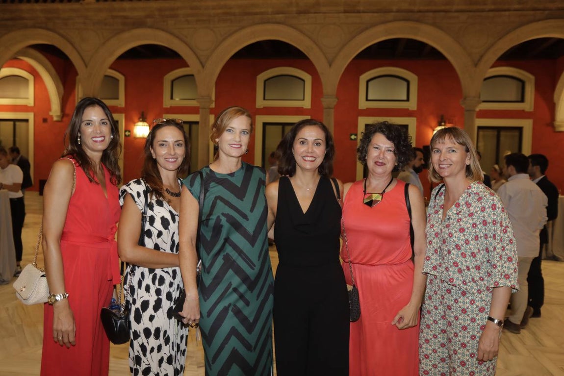 Zoila Borrego, Elena Muñoz, Cristina Camoyán, Rocío Gutiérrez, Begoña Torres y Ángela Maraver