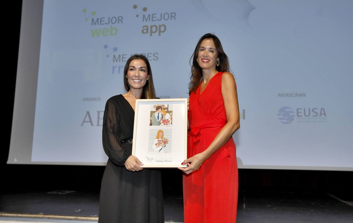Premio Environet a la categoría de Mejores RRSS. Realiza la entrega Zoila Borrego, directora comercial de ABC Andalucía, y recibe el premio galardón por  parte de Weddings with Love, Patricia Gómez Doña, Co-fundadora de Weddings with love. 