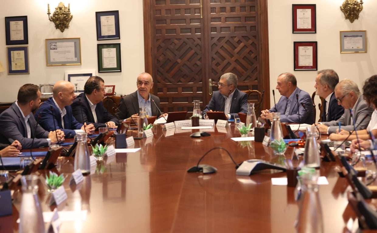 Los ayuntamientos de Sevilla prohibirán regar y baldear o llenar piscinas a partir de octubre