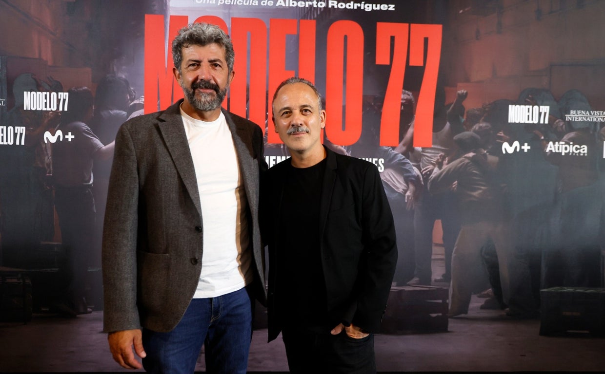 Alberto Rodríguez y Javier Gutiérrez en el preestreno en Sevilla de 'Modelo 77'