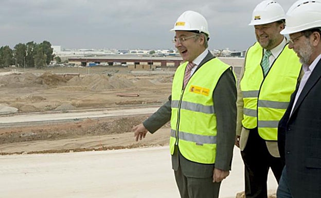 El ministro José Blanco, con los alcaldes de Sevilla y Dos Hermanas, en una visita de inspección a las obras