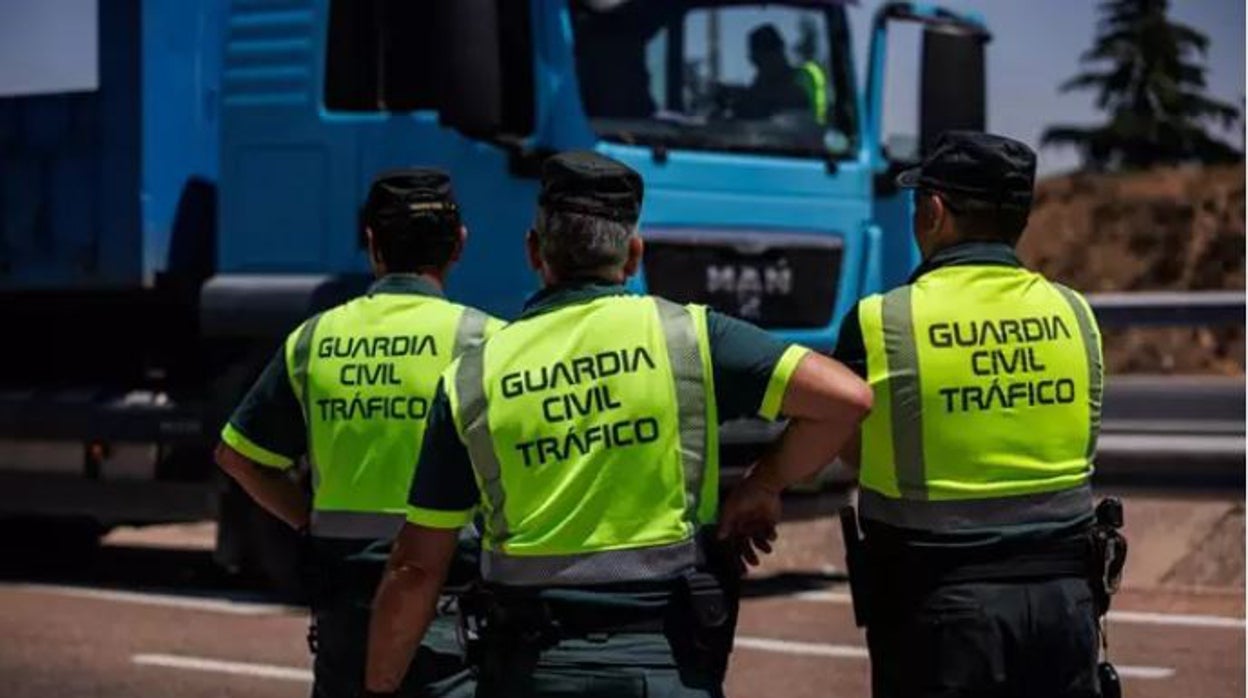 Cortado un carril de la A-4 a la altura de Dos Hermanas tras el vuelco de un camión que transportaba paja