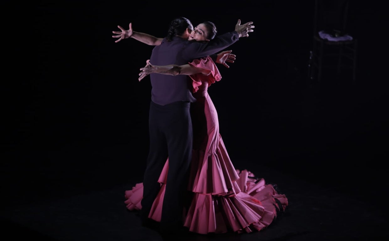La Piñona y Jonatán Miró en el inicio de la obra en el Teatro Central