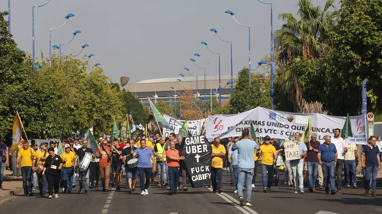 La protesta de los taxistas en Sevilla contra la regulación de la Junta a los VTC, en imágenes