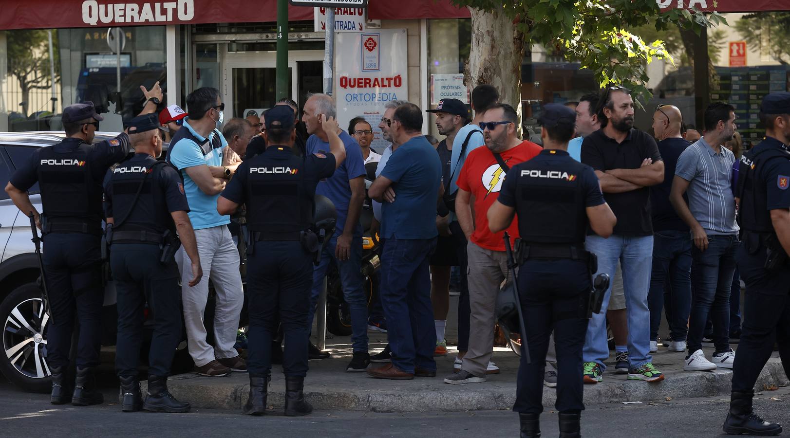 Protesta de los taxistas contra la regulación de la Junta a los VTC en Sevilla