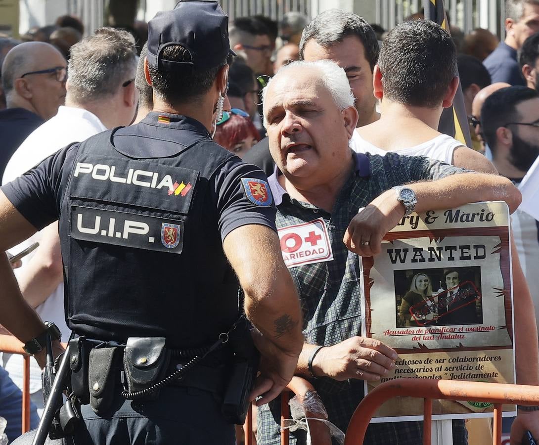 Protesta de los taxistas contra la regulación de la Junta a los VTC en Sevilla