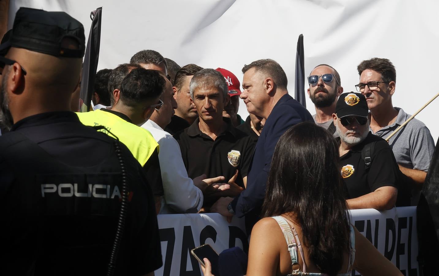 Protesta de los taxistas contra la regulación de la Junta a los VTC en Sevilla